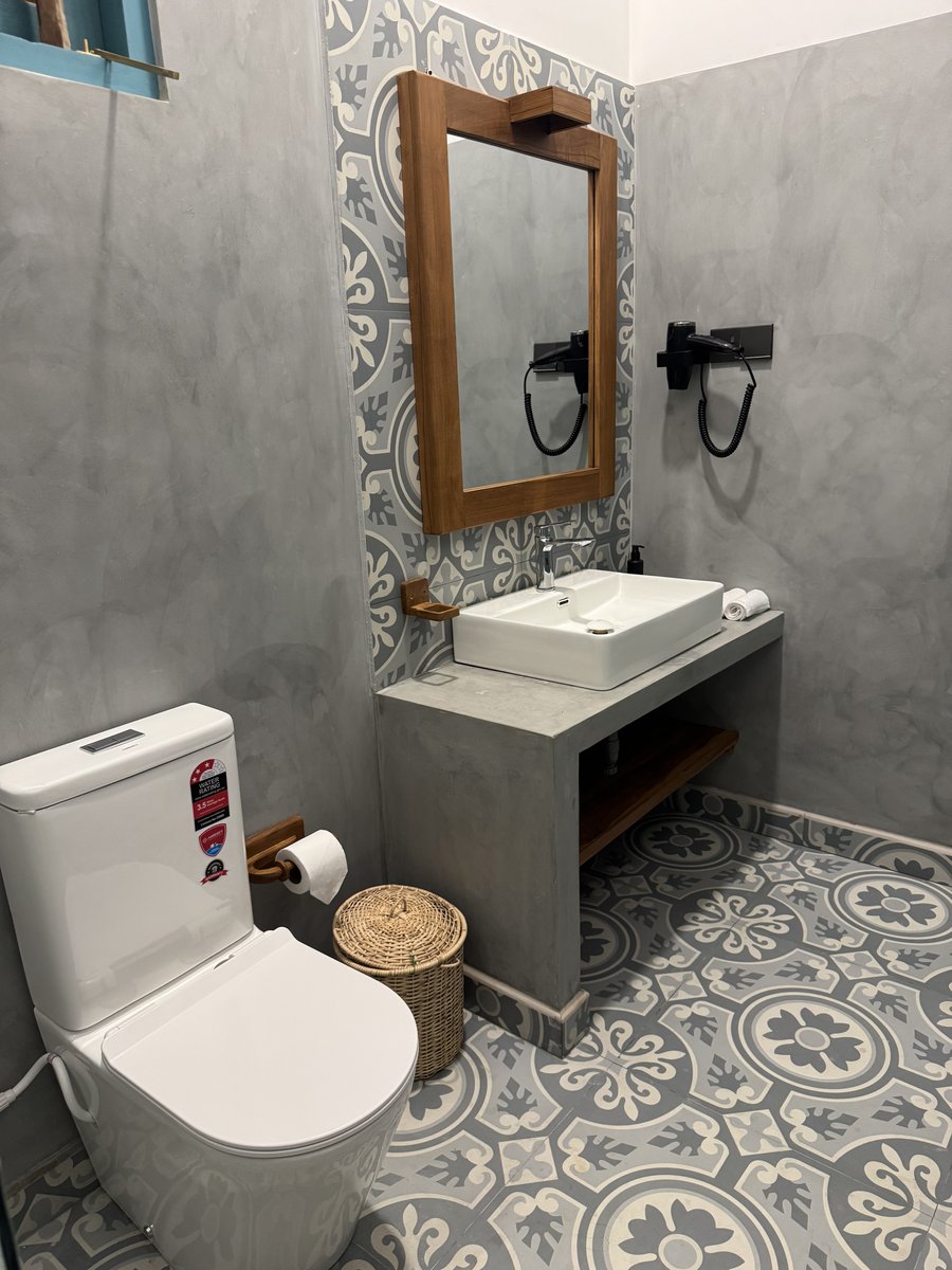 Cielo Hiriketiya en-suite bathroom